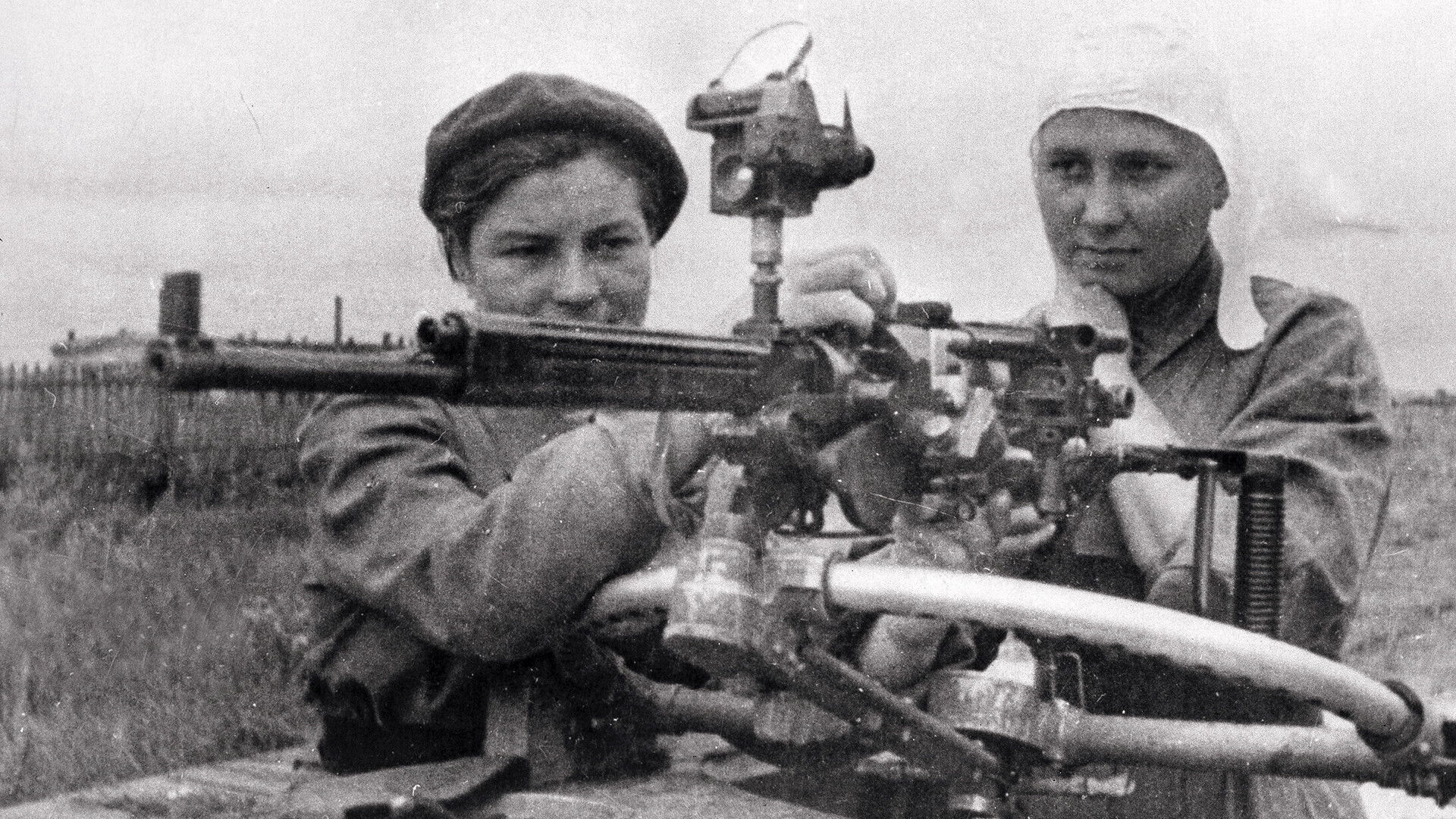 Aleksandra Akimova e Maria Batrakova, pilote del 586° reggimento dell'aviazione da combattimento femminile delle Forze di difesa aerea dell’Urss durante le esercitazioni di combattimento con le mitragliatrici