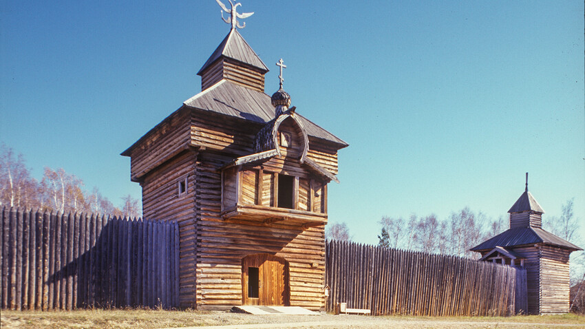 Taltsy (vicino a Irkutsk). Torre del Salvatore e parete di tronchi ricostruita del forte di Ilimsk sul fiume Angara. 2 ottobre 1999
