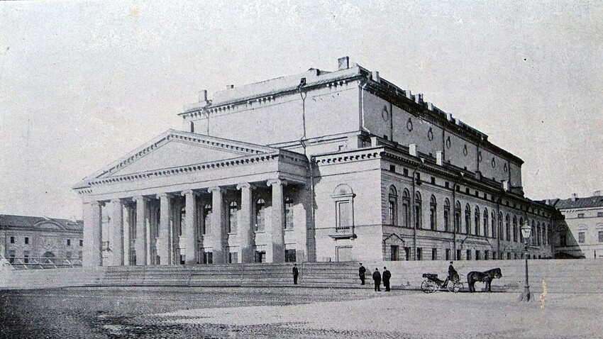 Pogled na Bolšoj/Kamniti teater v Sankt Peterburgu pred rušenjem leta 1886.