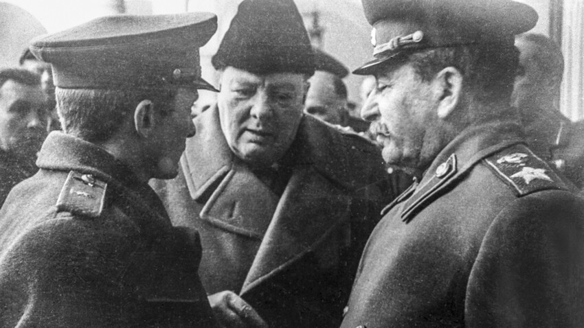 El mariscal soviético Iósif Stalin (a la derecha) conversa con el primer ministro británico Winston Churchill (en el centro). 1945.