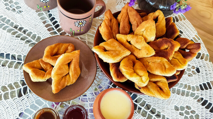Experience a taste of remote Buryatia with “Boovy”: deliciously flaky pastries shaped like rolled ears.
