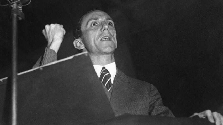 Joseph Goebbels (1897-1945) durante un discorso nel 1933, da Ministro del Reich per l’Istruzione pubblica e la Propaganda