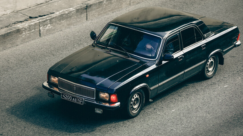 GAZ-3102 na ulici u Sankt-Peterburgu