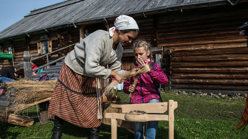 Visitantes de la reserva-museo de Kizhí asisten a una lección sobre el procesamiento del lino como parte de las celebraciones del Día del Conocimiento.