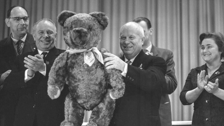 Sovjetski voditelj Nikita Hruščov drži velikega plišastega medveda med obiskom v vzhodni Nemčiji januarja 1963.