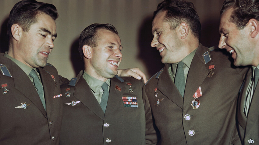 Los cuatro primeros pilotos-cosmonautas soviéticos, Héroes de la Unión Soviética (de izquierda a derecha): Andrián Nikoláiev, Yuri Gagarin, Pável Popóvich y Guerman Titov, 1962.