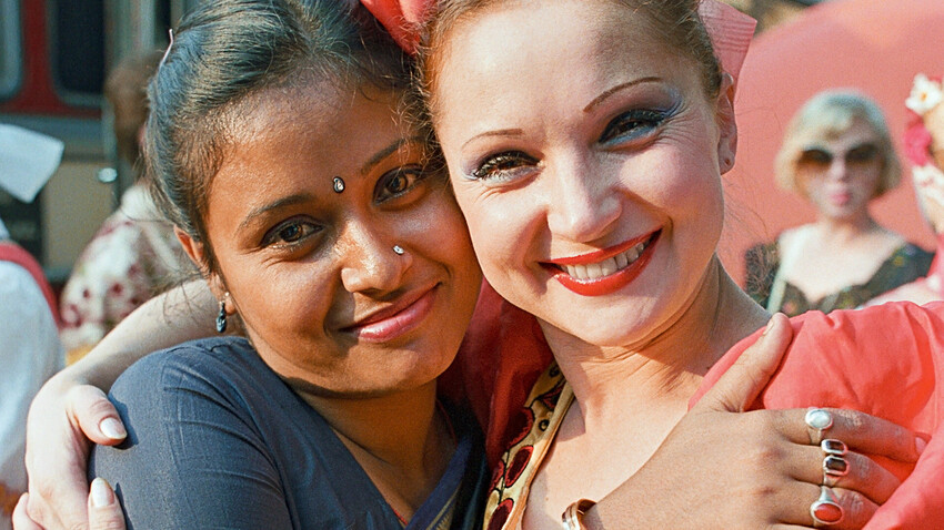 Abrazo amistoso de representantes femeninas de Rusia y la India en el Festival de la URSS en la India,1987