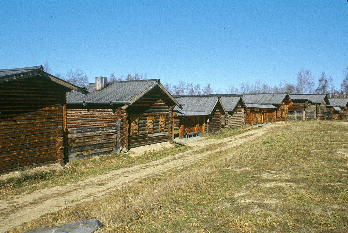 Taltsy. Vista delle case e dei fienili del villaggio della zona dell’Angara inferiore ricostruito nel museo all’aria aperta. 2 ottobre 1999