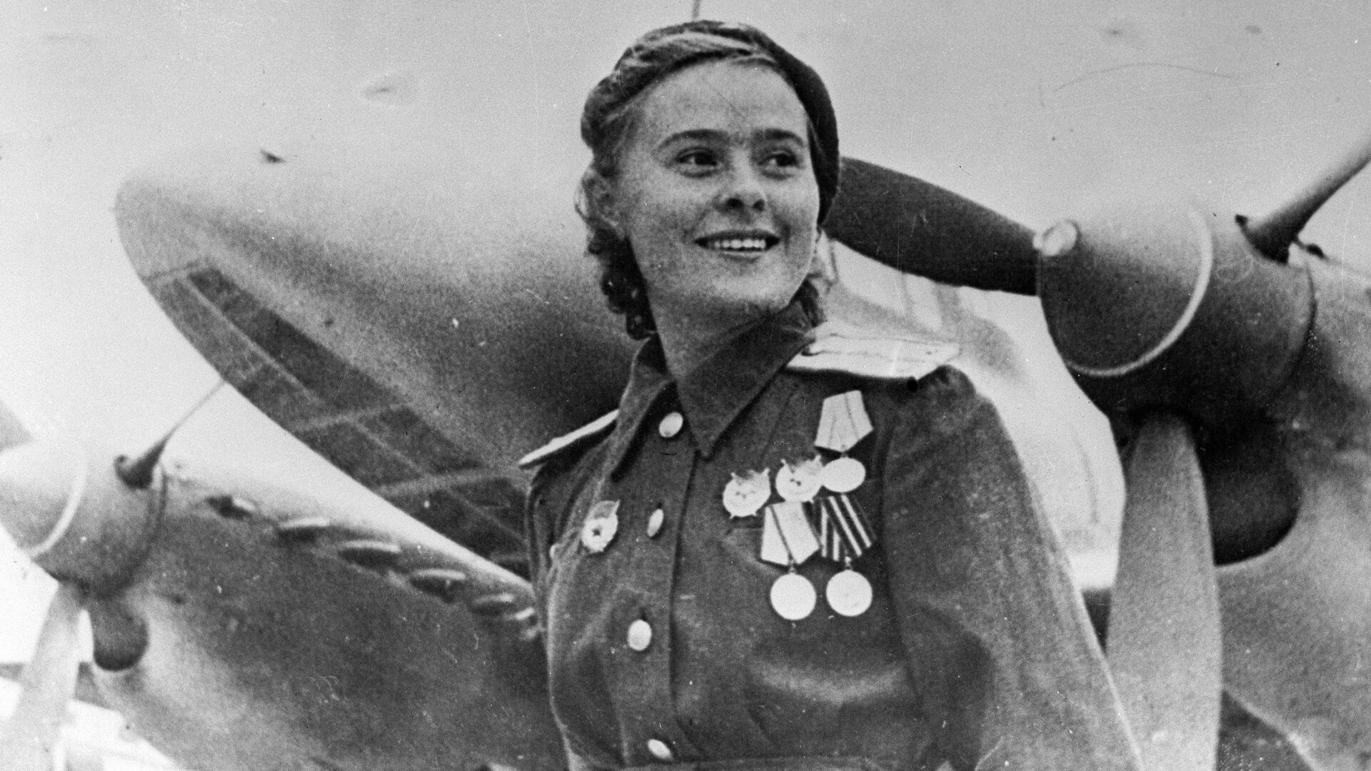 Marija Ivanovna Dolina (1922.-2010.), Heroj Sovjetskog Saveza, kapetanica garde, zamjenica zapovjednika eskadrile 125. gardijske bombarderske zrakoplovne pukovnije. Reprodukcija. 