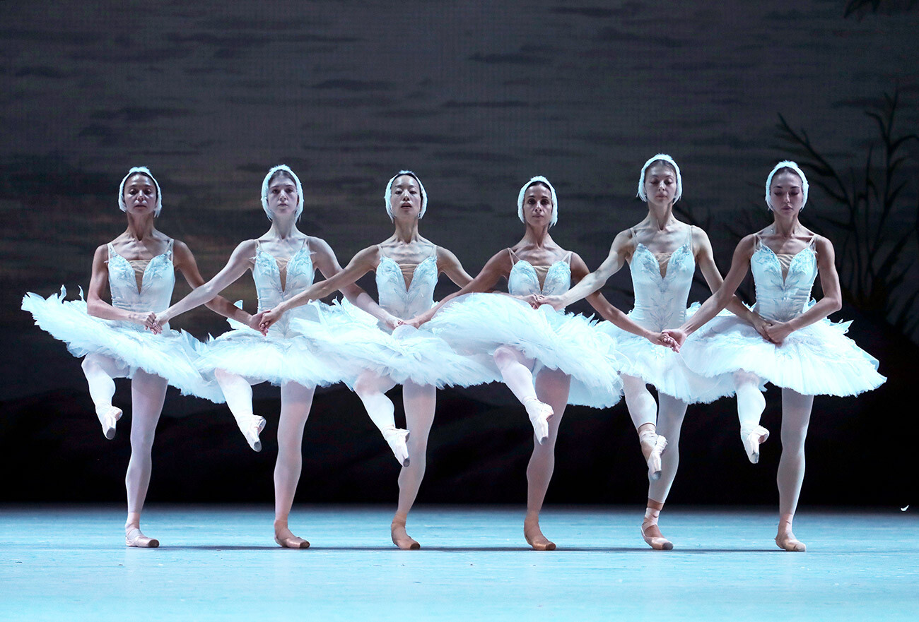 Pementasan Swan Lake oleh Akademi Opera dan Teater Balet Negara Novosibirsk, 2019