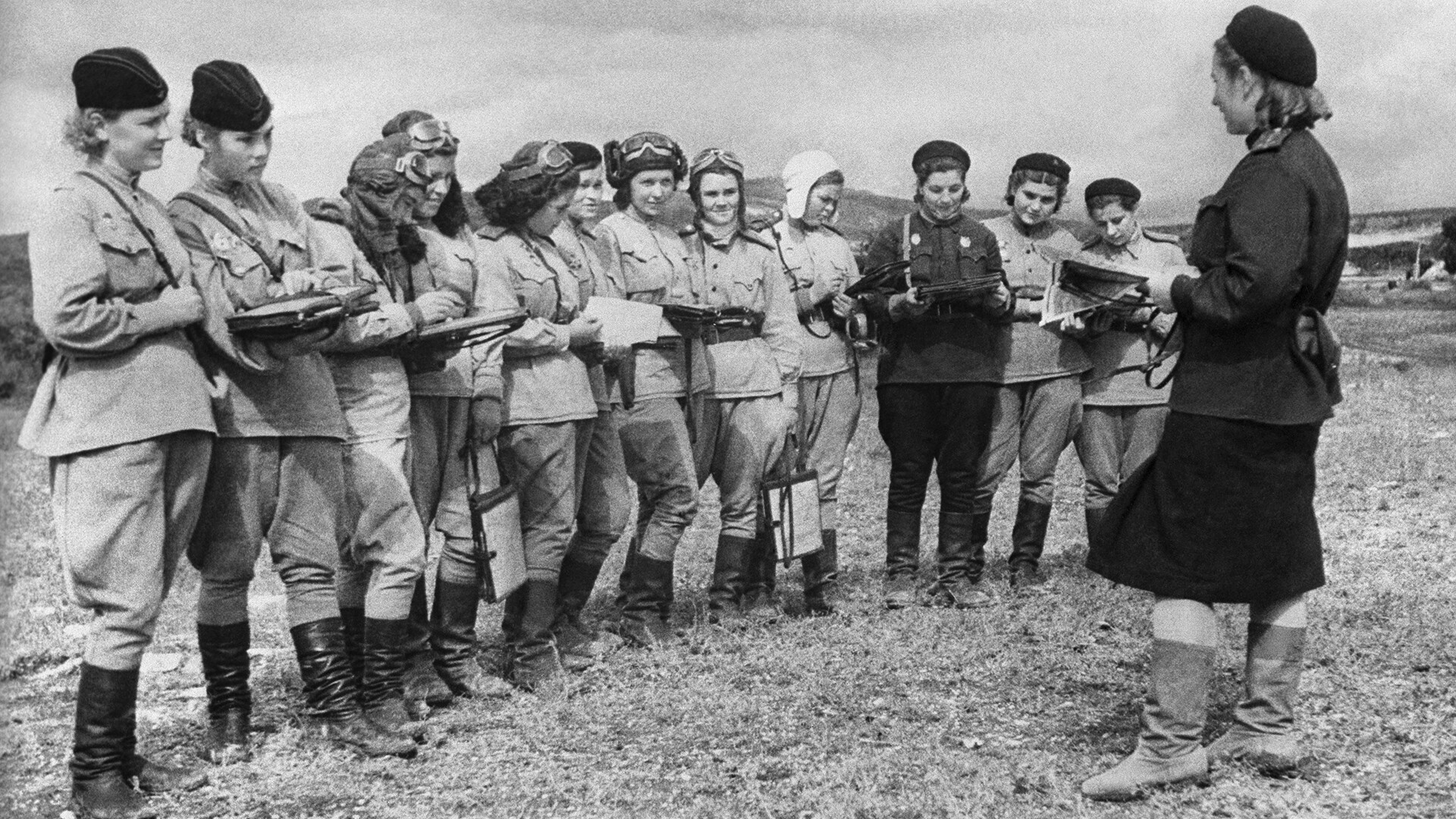 Female pilots of the 46th Guards Night Bomber Aviation Regiment.