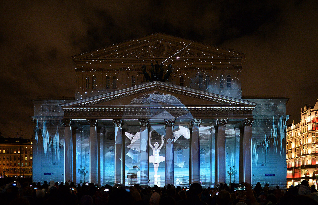 Instalasi cahaya bertema 'Swan Lake' di gedung Teater Bolshoi di Moskow, 2015