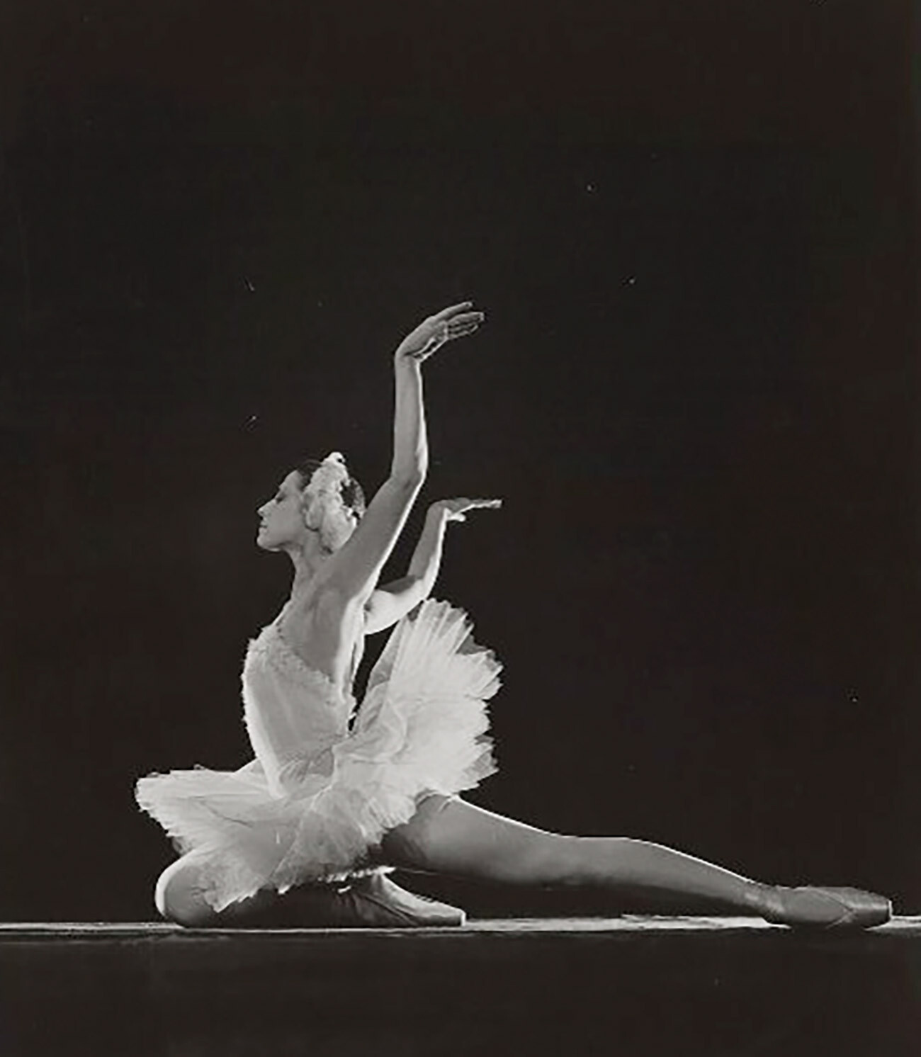 Maya Plisetskaya dalam pementasan balet Swan Lake, 1960-an.