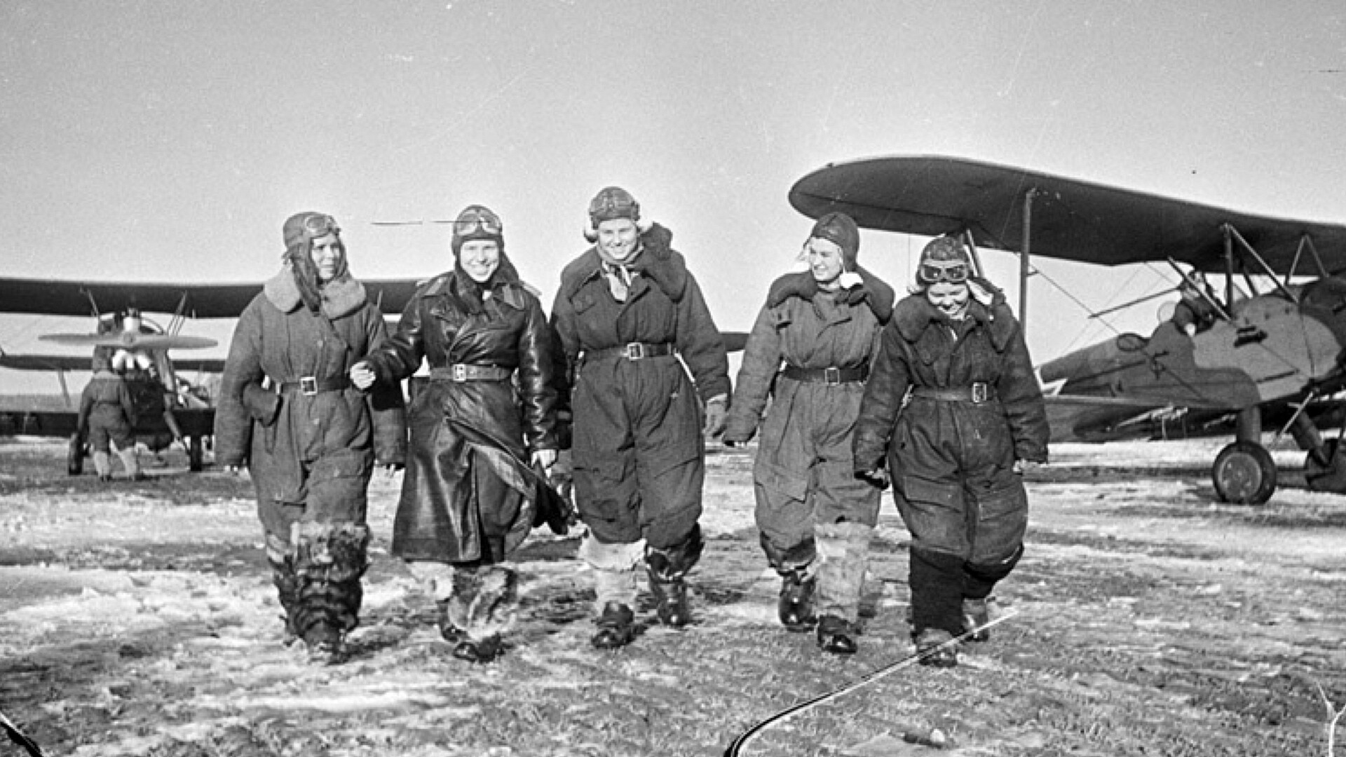 Female pilots of the 46th Guards Night Bomber Aviation Regiment.