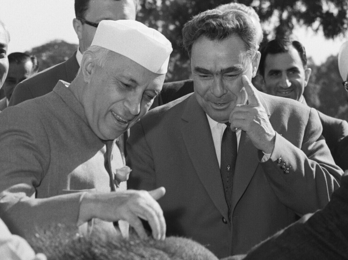 Nehru menyambut Leonid Brezhnev di India, 1961