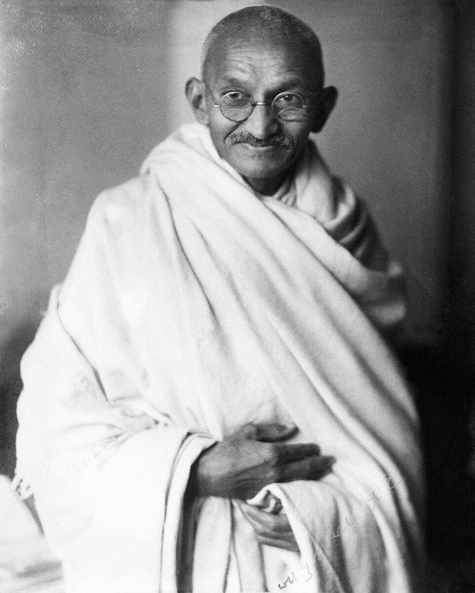 Mahatma Gandhi dalam balutan pakaian tradisional India