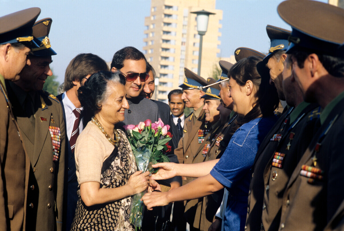 Indira Gandhi bertemu dengan para kosmonot Soviet di Zvezdny Gorodok, wilayah Moskow, 1982