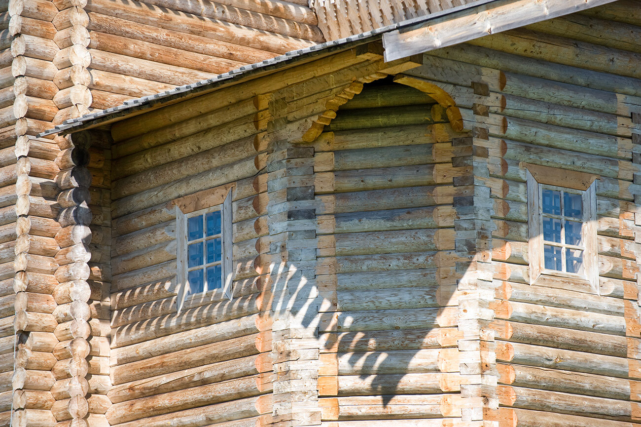 Semjonkovo. Chiesa di San Giorgio. Angolo sud-est con particolare dell’abside sud. Foto del 23 luglio 2011

