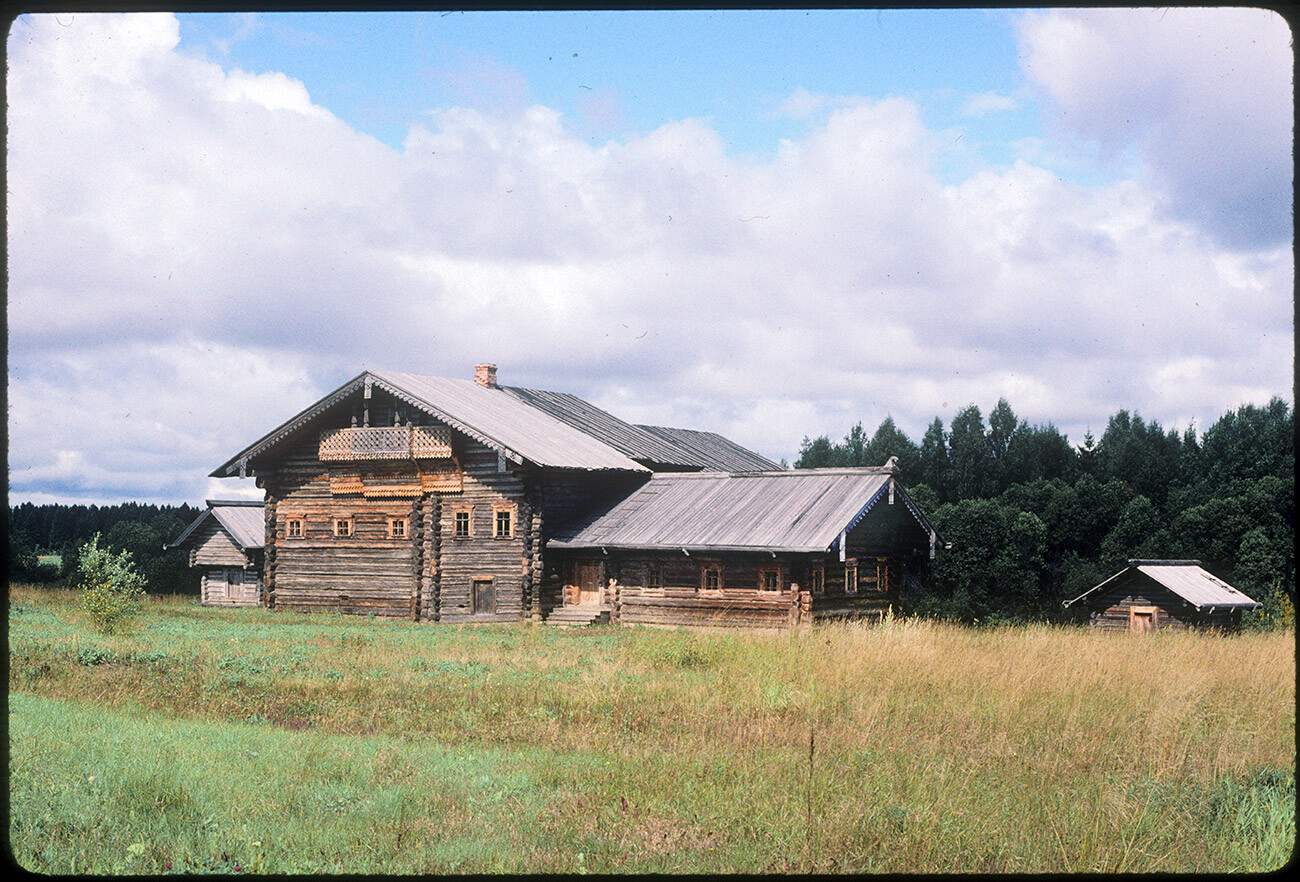 Semjonkovo. Casa di A. E. Bolotova. Originariamente costruita nel villaggio di Korolevskaja (distretto di Njuksenitsa) all'inizio del XIX secolo, con aggiunte successive. Lo “zimnik” (stanze invernali) si estende a destra. Fienile parzialmente visibile sulla sinistra. Fotografia dell’11 agosto 1995