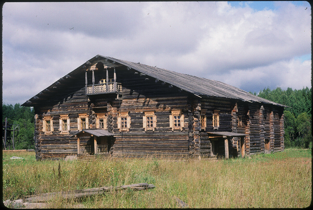 Semjonkovo. Casa di A. I. Popova. Originariamente costruita nel villaggio di Vnukovo (distretto di Totma) alla fine del XIX secolo. Fotografia dell’11 agosto 1995

