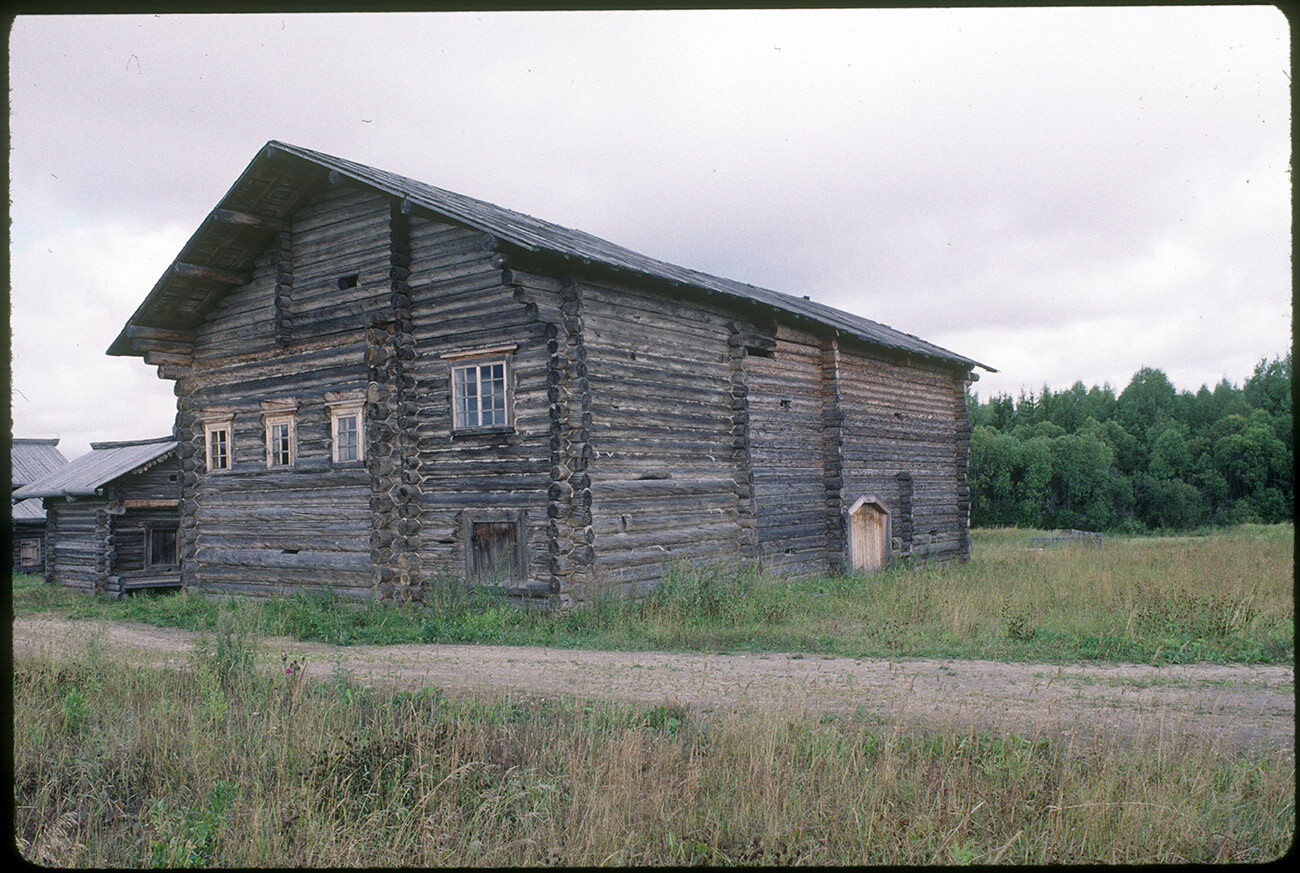 Semjonkovo. Casa di I. I. Kochkin. Originariamente costruita nel villaggio di Andreevskaja (distretto di Tarnoga) nella seconda metà del XIX secolo. Fotografia dell’11 agosto 1995

