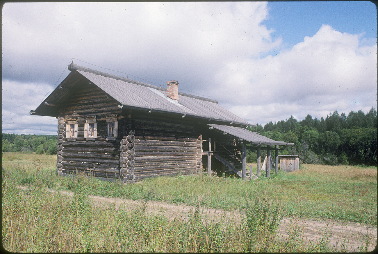 Semjonkovo. Casa di E. N. Slobodina, originariamente costruita alla fine del XIX secolo nel villaggio di Podlipnoe (distretto di Totma). Fotografia dell’11 agosto 1995

