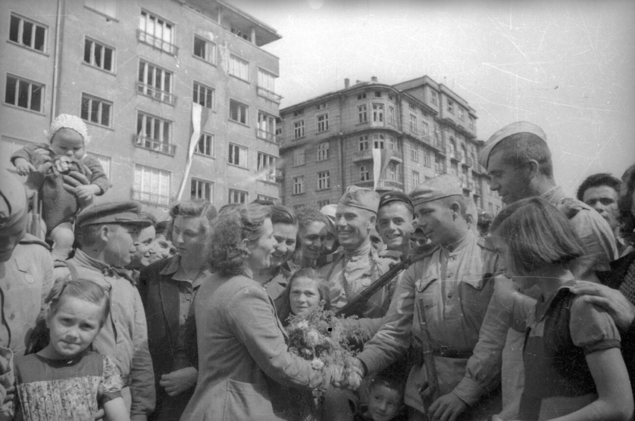 Sofia residents welcome Soviet soldiers.
