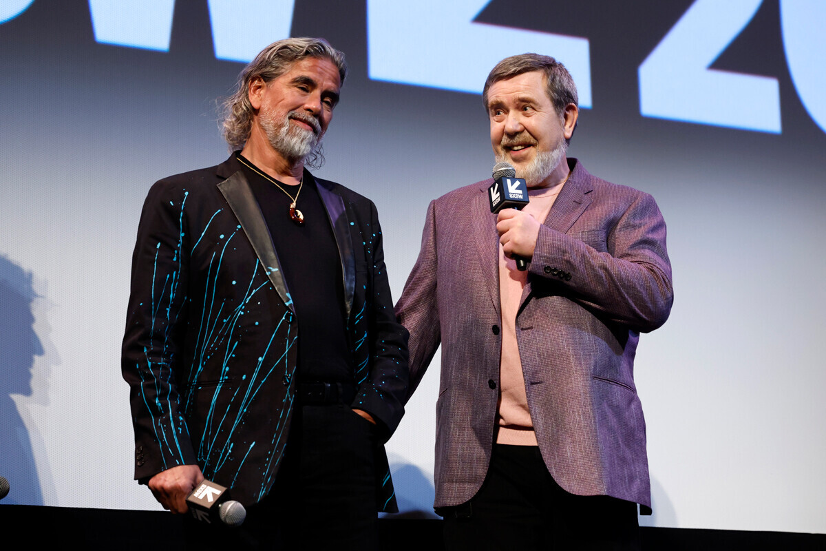 Henk Rodgers, Alexéi Pázhitnov, en el escenario durante el Q + A para el estreno mundial de 'Tetris' en 2023 SXSW Conferencia y Festivales en el Teatro Paramount el 15 de marzo de 2023 en Austin, Texas.
