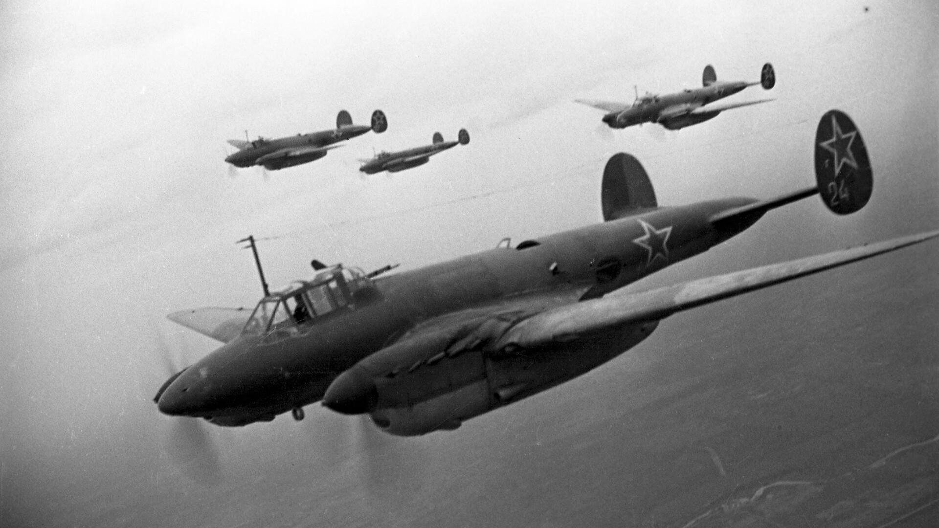 Советские бомбардировщики Пе-2 атакуют немецкие позиции
