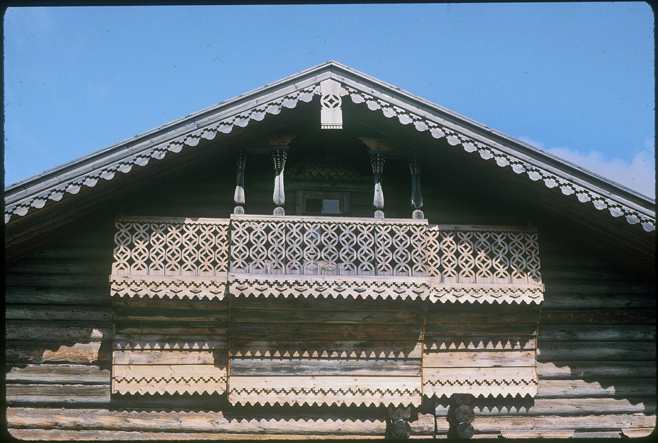 Maison d’A. E. Bolotova. Balcon et toit avec planches d'extrémité décoratives. 11 août 1995