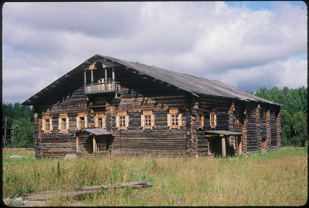 Semionkovo. Maison d’A. I. Popova. Construite à l'origine dans le village de Vnoukovo (district de Totma) à la fin du XIXe siècle. 11 août 1995