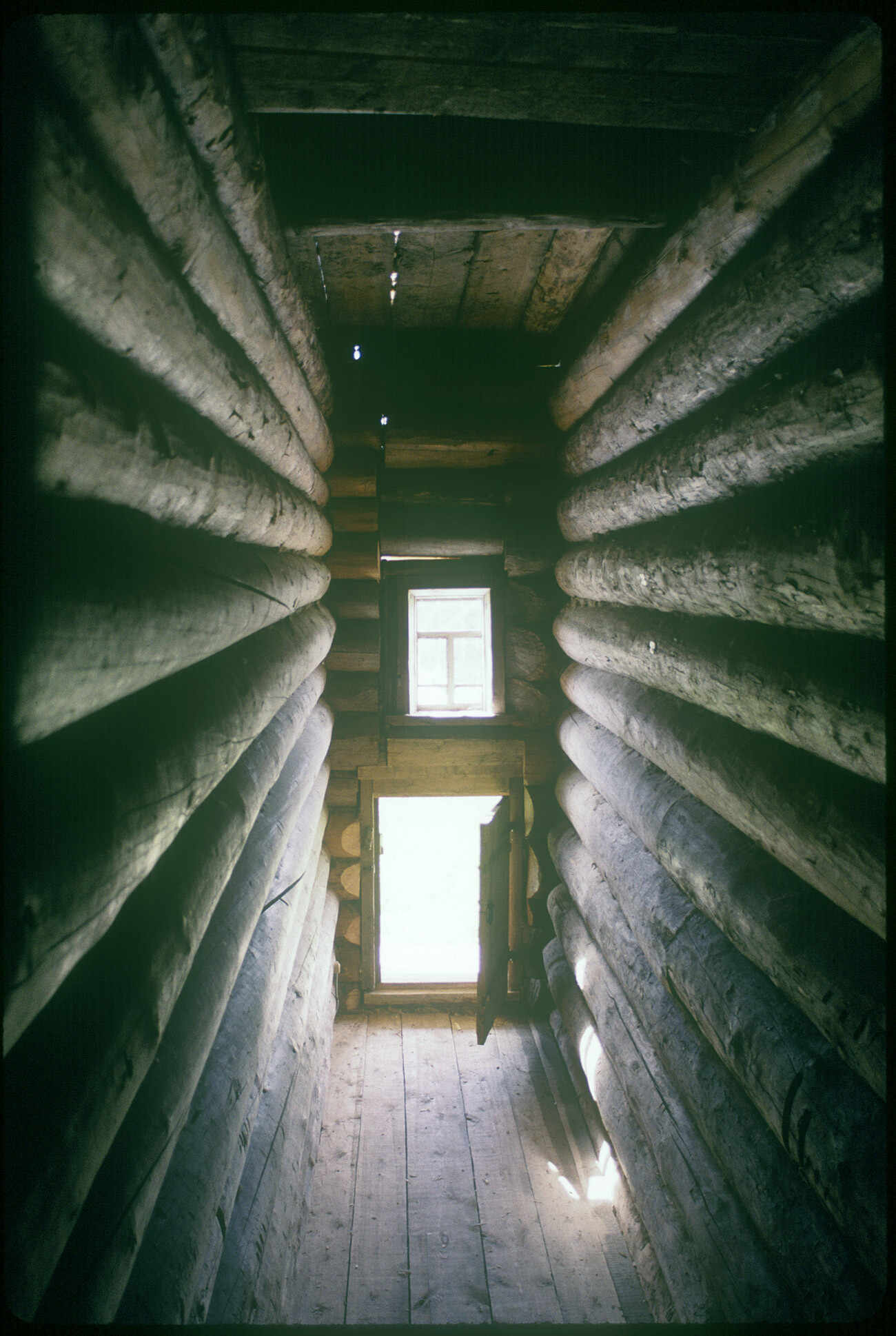 Izba d’A. I. Popova. Passage d'entrée entre deux murs de soutien s'étendant de l'avant. 11 août 1995