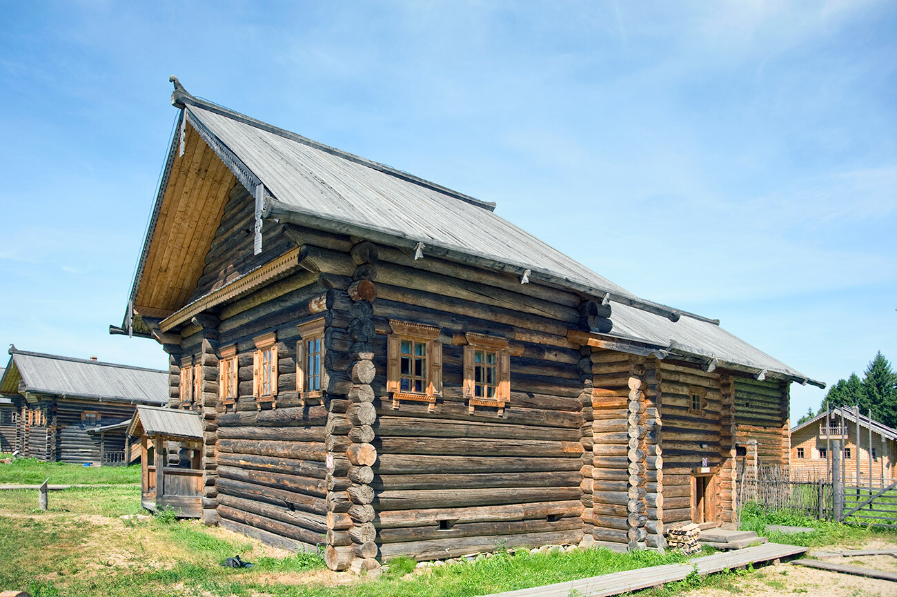 Semionkovo. Maison de L. G. Joukov. Construite à la fin du XIXe siècle dans le village de Kalininskoïé (district de Totma). 23 juillet 2011