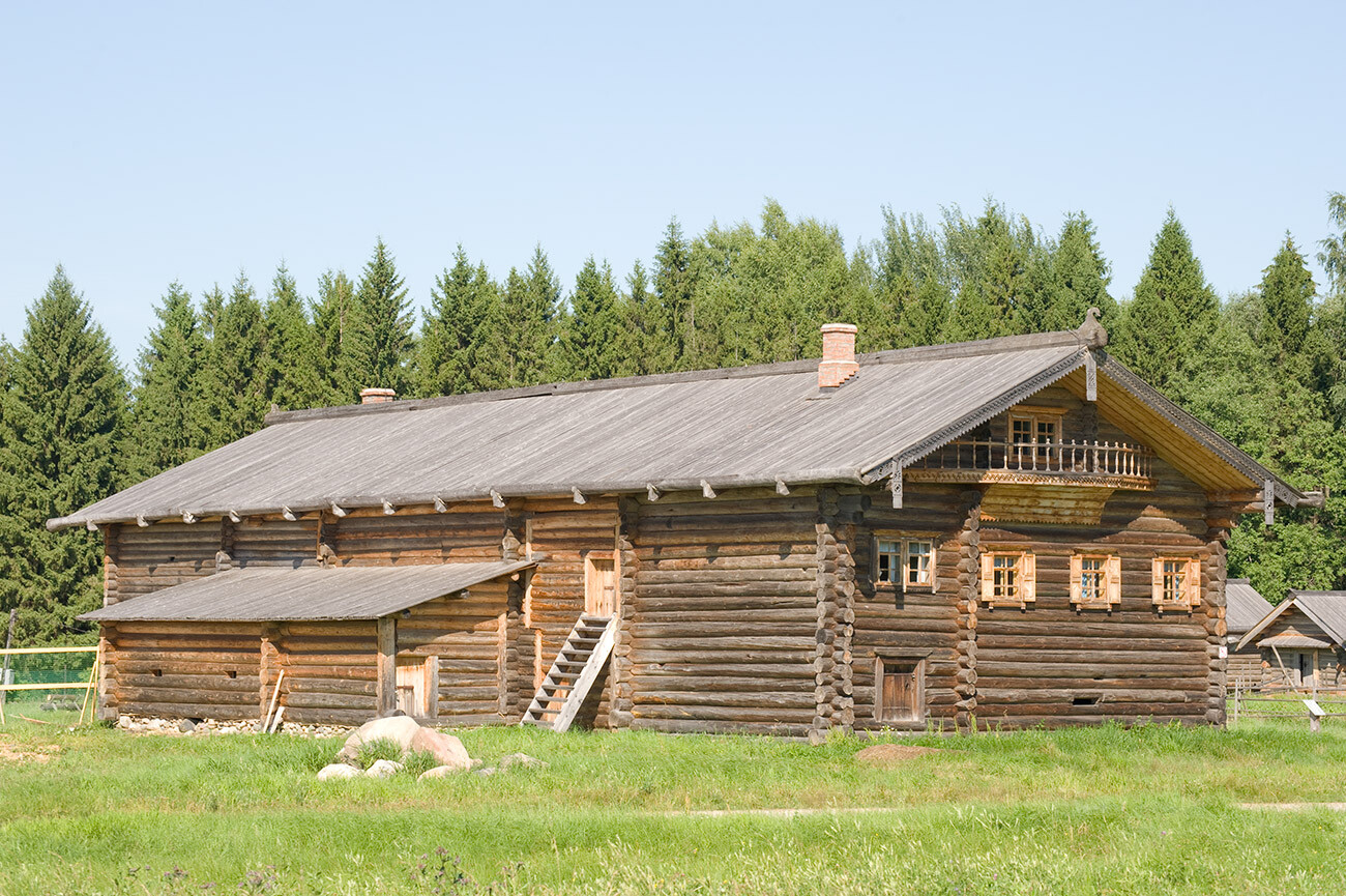 Semionkovo. Maison d’E. A. Poudova, côté gauche avec grange attenante pour le petit bétail. Construite à la fin du XIXe siècle dans le village de Maltchevskaïa (district de Totma). 23 juillet 2011