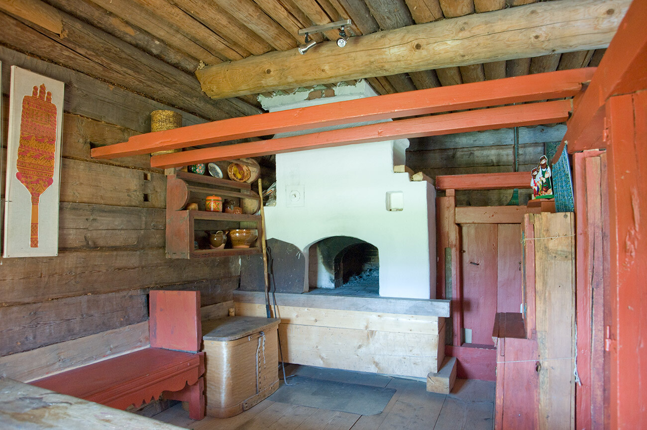 Maison d'E. A. Poudova. Intérieur, espace de cuisine avec poêle en briques. 23 juillet 2011
