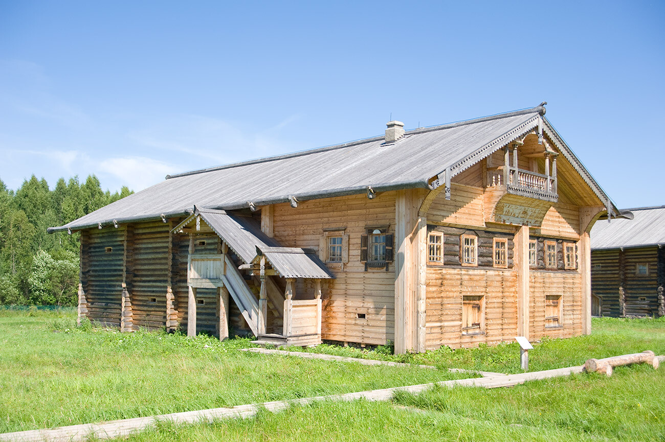 Semionkovo. Maison de M. N. Popov. Construite au début du XIXe siècle dans le village d'Ivanovskaïa (district de Niouksenitsa). 23 juillet 2011