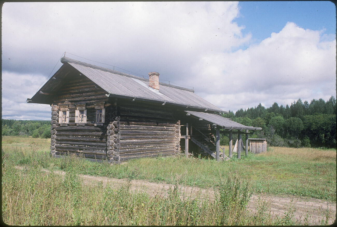Semionkovo. Maison d’E. N. Slobodina, construite à la fin du XIXe siècle dans le village de Podlipnoïé (district de Totma). 11 août 1995
