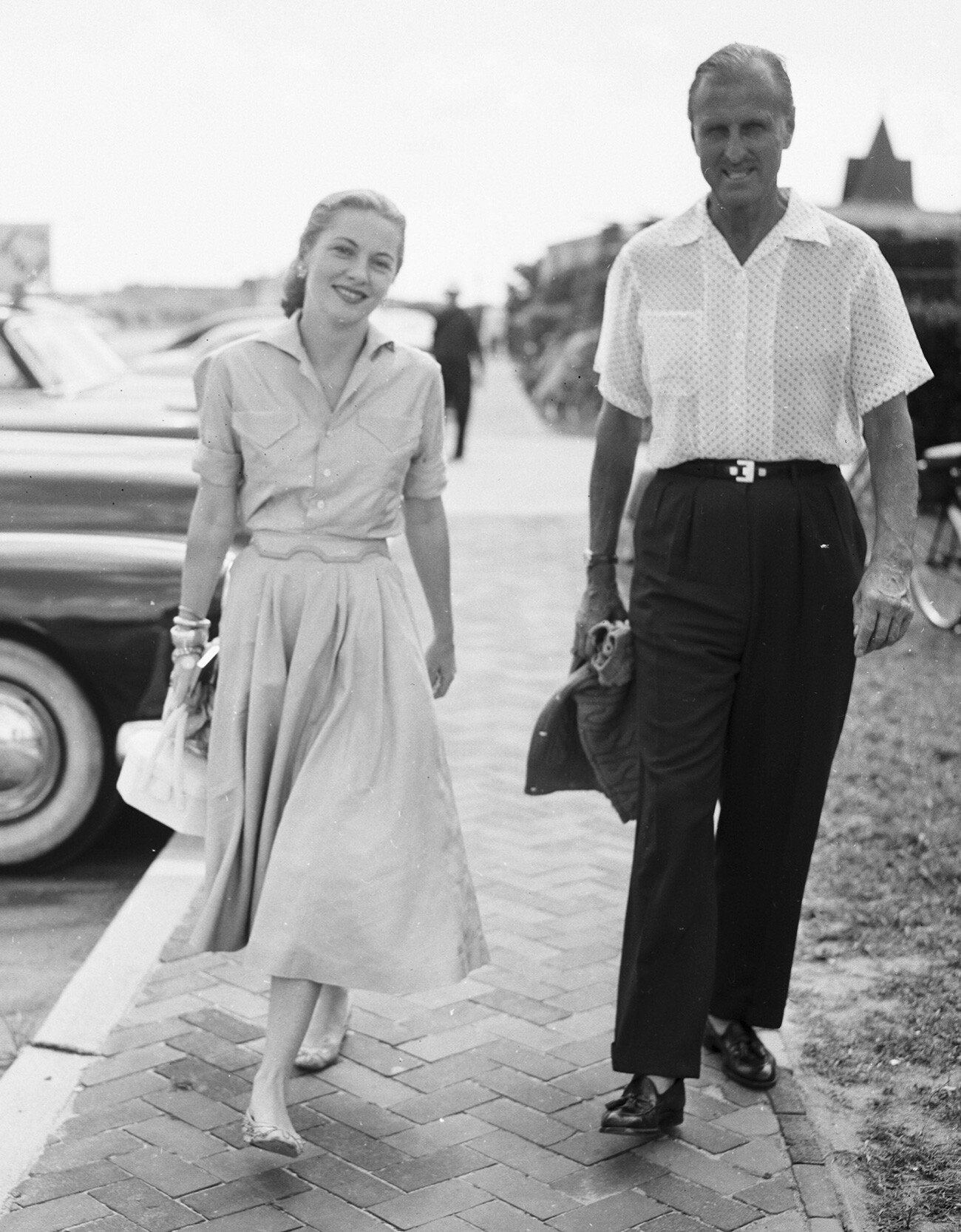 Serge Obolensky e l’attrice Joan Fontaine arrivano al The Southampton Beach Club di Southampton (Long Island), attorno al 1950

