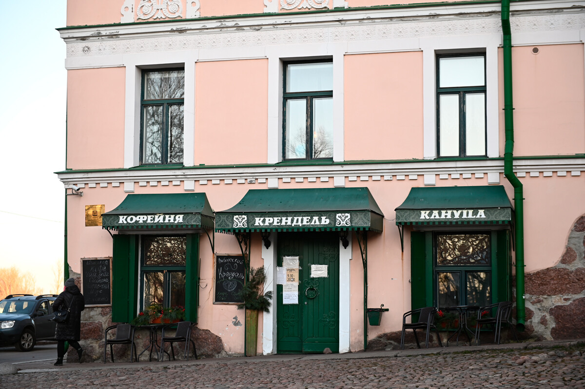Una cafetería en el centro histórico de Víborg.