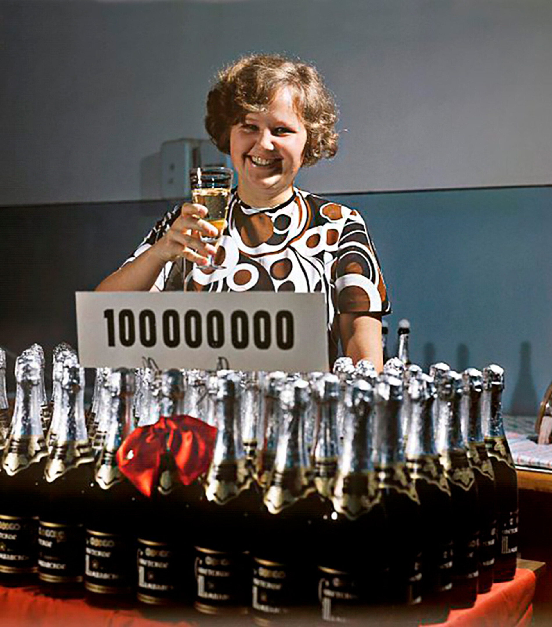 La botella del champán soviético №100.000. Trabajadora de una fábrica con una copa en la mano, 1973.