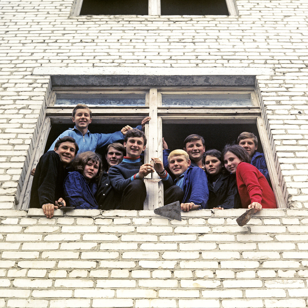 Equipo de estudiantes de construcción de la fábrica de maquinaria pesada Elektrostal en el interior de una ventana de una escuela técnica en construcción.