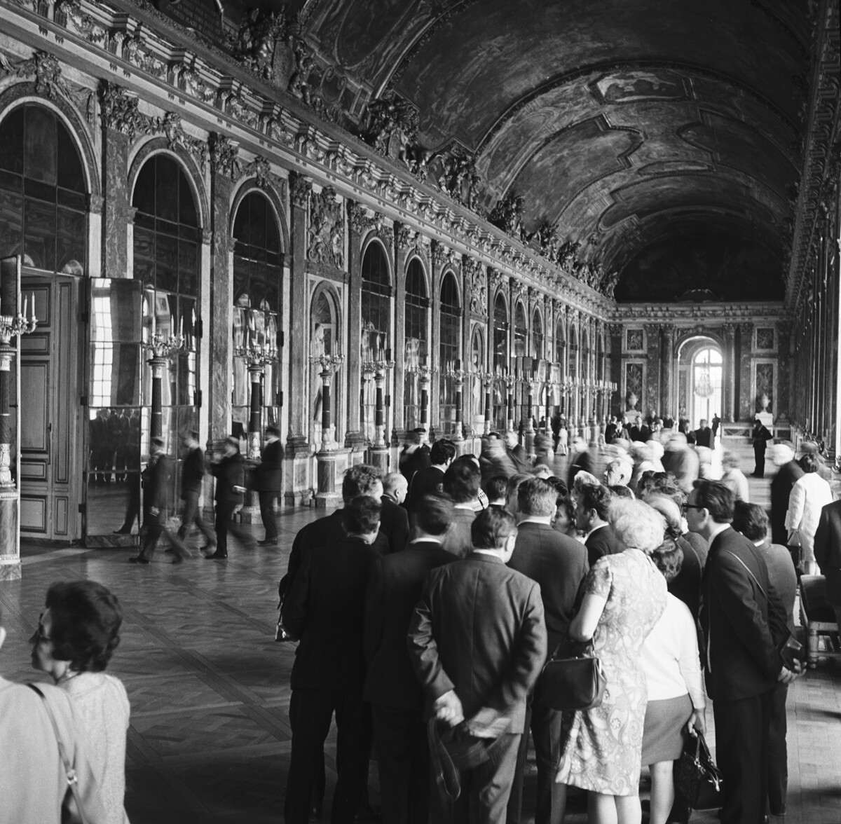 Francia, 1º maggio 1969, un gruppo di turisti sovietici visita la Reggia di Versailles