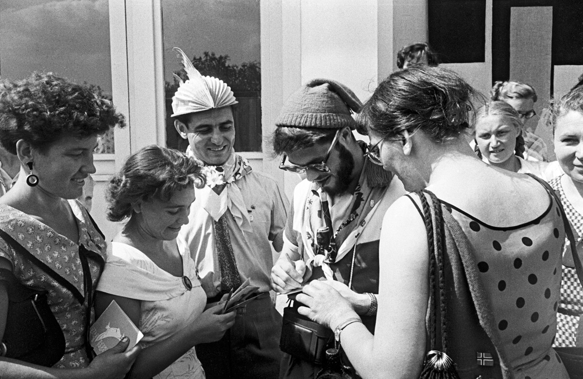 Mosca, 1957. Ragazzi norvegesi e ragazze sovietiche familiarizzano durante il VI Festival mondiale della gioventù e degli studenti 