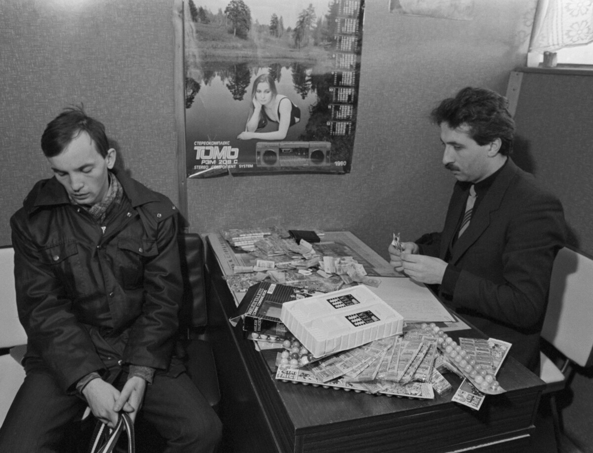 Tomsk, Urss, 1º giugno 1990. V. Domashevskij (a sinistra), venditore abusivo di gomme da masticare importate clandestinamente durante un interrogatorio con S.V. Oklej, capo del dipartimento della città di Tomsk dell’OBKhSS, il Dipartimento contro l’appropriazione indebita della proprietà socialista