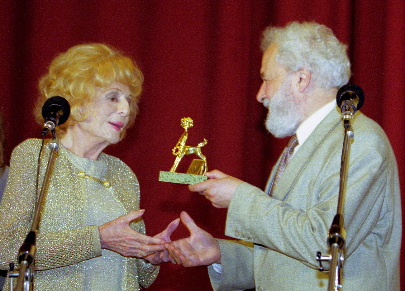 El director general del Festival de Cine, Mijaíl Litviakov, entrega el premio a Leni Riefenstahl.