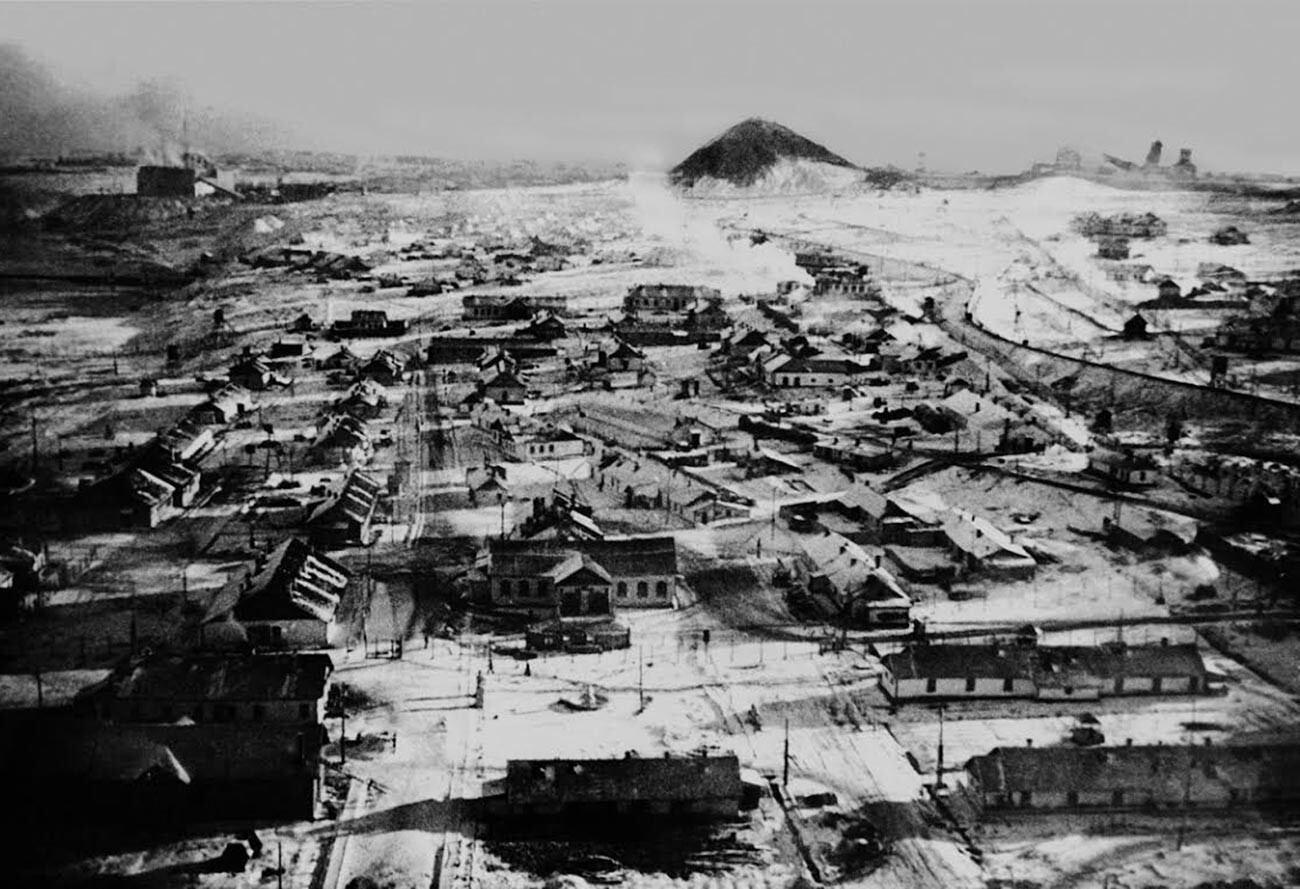 El complejo de campos de Vorkutá estaba situado a 160 km por encima del círculo polar ártico. La ciudad tenía una población aproximada de 15.000 habitantes y unos 50 campos con más de 50.000 reclusos.