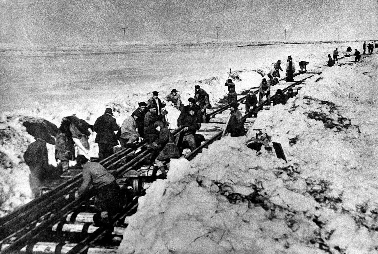 Presos del gulag trabajando en el Ferrocarril Salejard-Igarka.