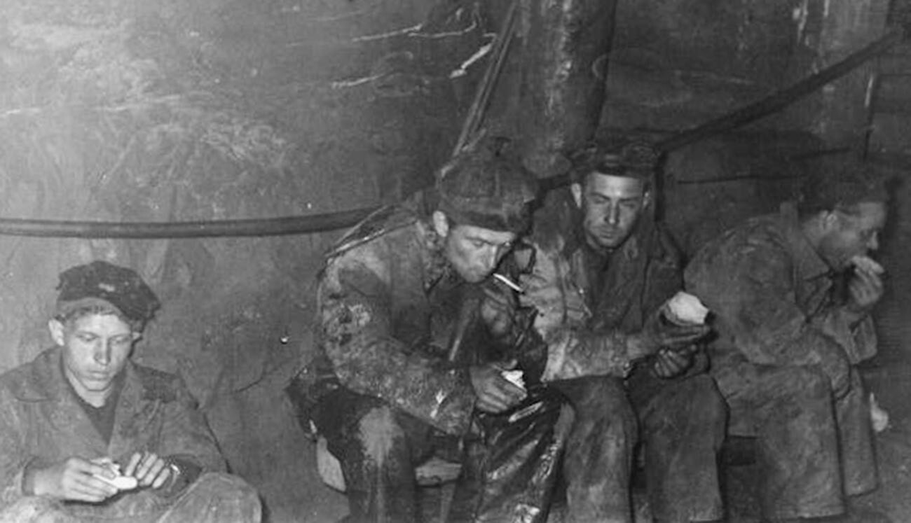 Presos políticos en un descanso dentro de una mina en un campo del Lejano Oriente.