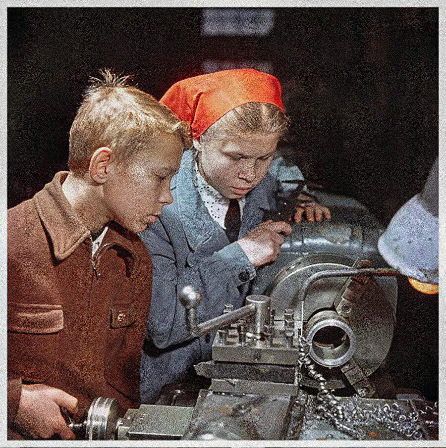 В советское время были популярны. Жизнь в СССР. Советский урок труда. Уроки труда в 1950. Уроки труда в Советском Союзе.