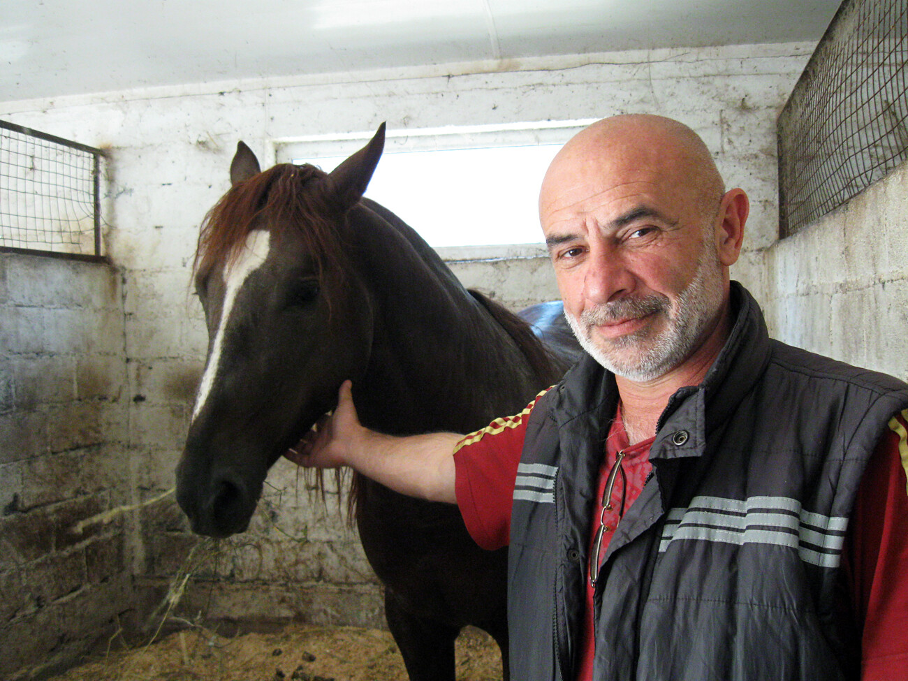 La capacidad creativa no es el único rasgo nacional de los osetios. Álik Pagáiev afirma que todos los osetios llevan en la sangre aptitudes militares y talento para trabajar con caballos.